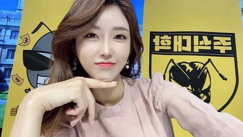 韩国最美车模柳多妍，至今单身未婚的她，32岁仍如少女