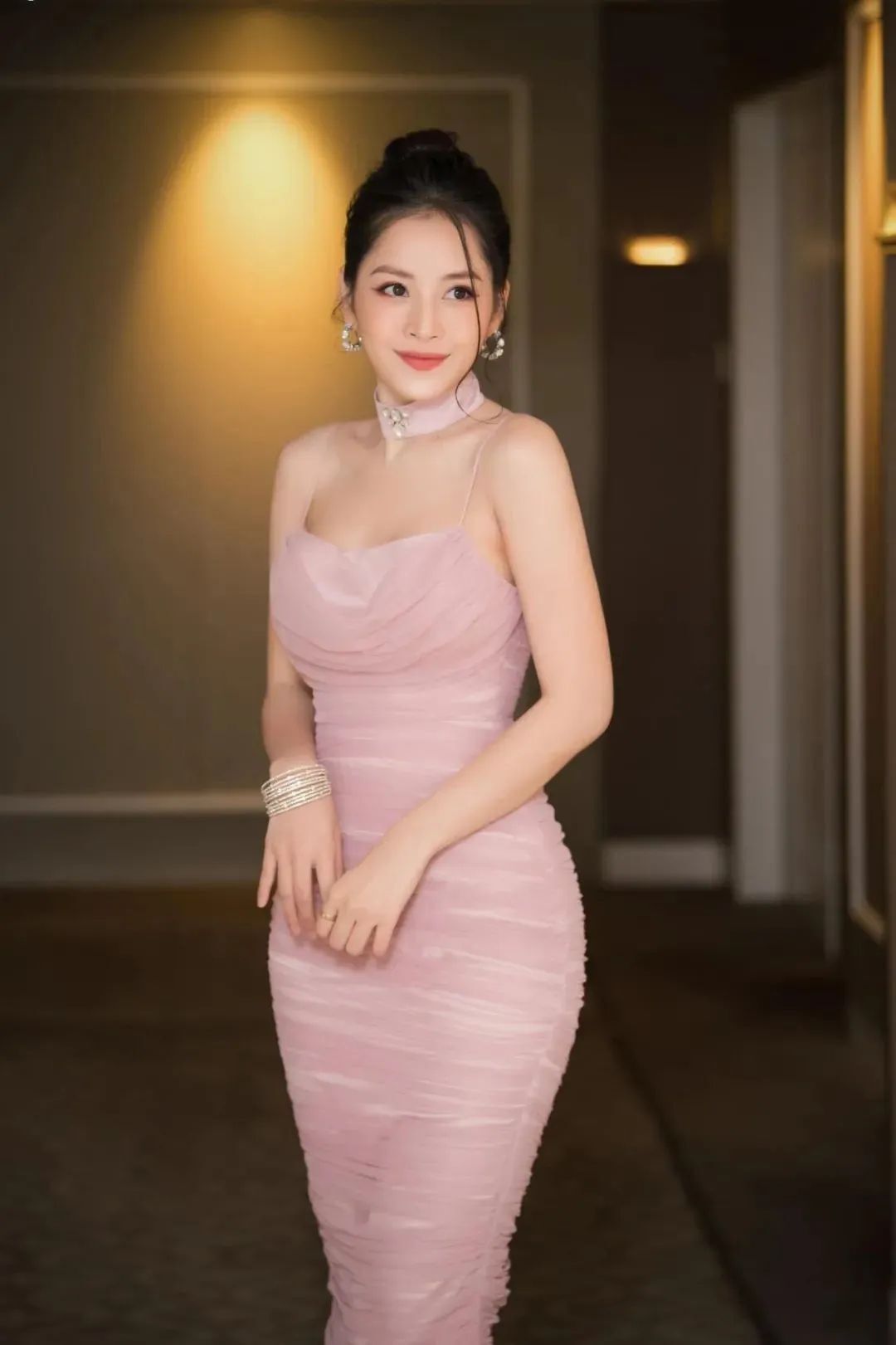 越南网红阮垂枝，多才多艺的她，曾拿下“越南奥斯卡”大奖