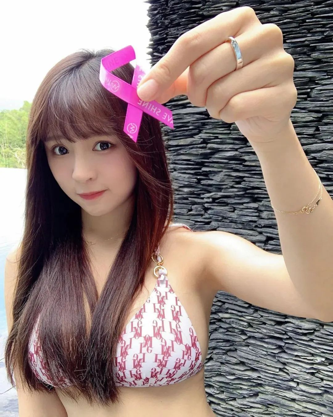 台湾网红吴婕安，拥有天使童颜的她，被网友称其为“呆萌女神”
