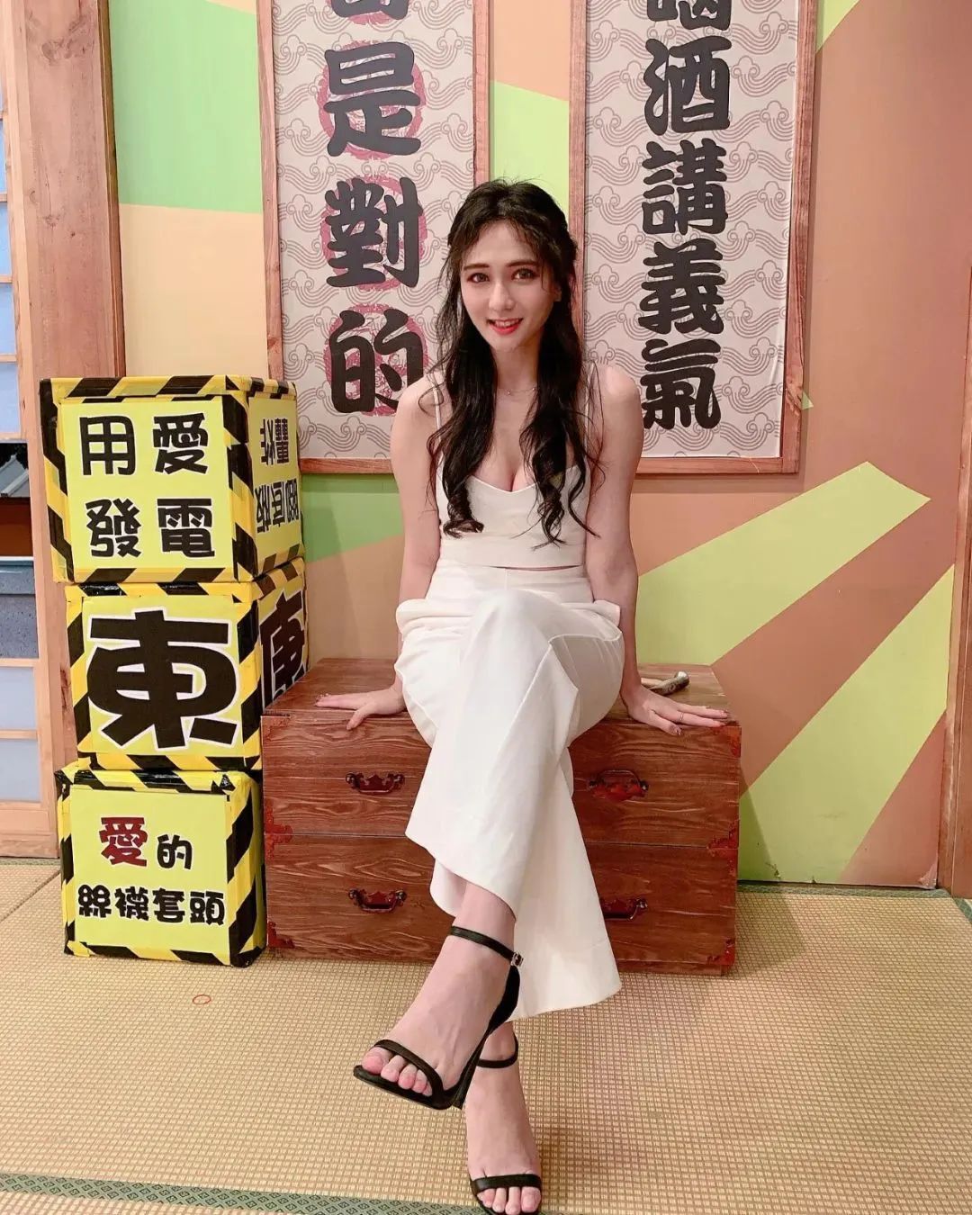 台湾网红徐恩，御姐范十足的气质女神