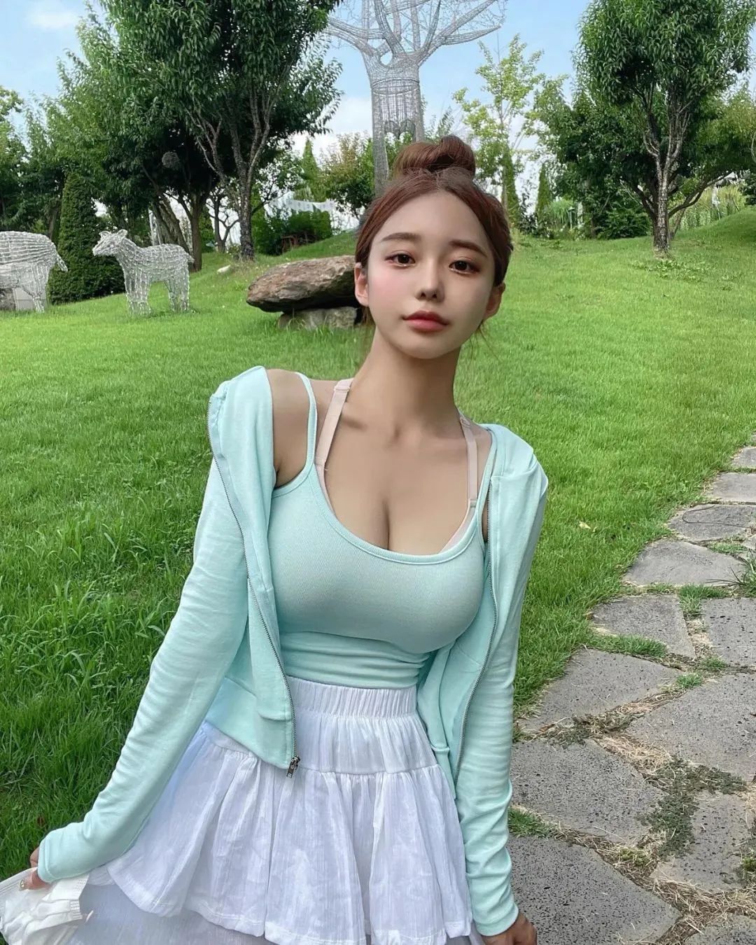 韩国网红允珠，拥有清纯可爱甜美风格的服装品牌老板娘