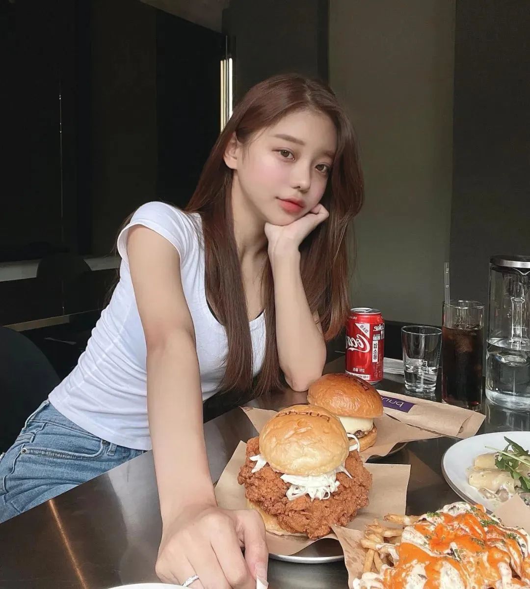 韩国网红允珠，拥有清纯可爱甜美风格的服装品牌老板娘