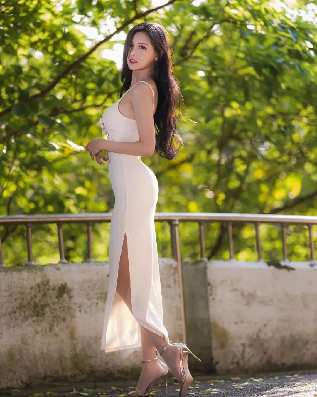 台湾网红许玲玲，甜美又性感的气质女神