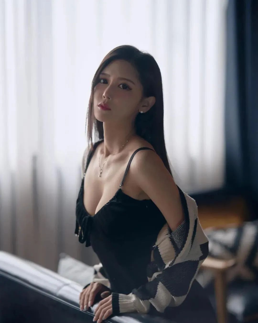 台湾网红许玲玲，甜美又性感的气质女神
