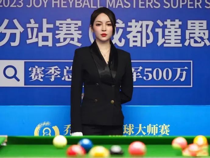 国产网红王钟瑶，辣度指数爆表的最美桌球裁判