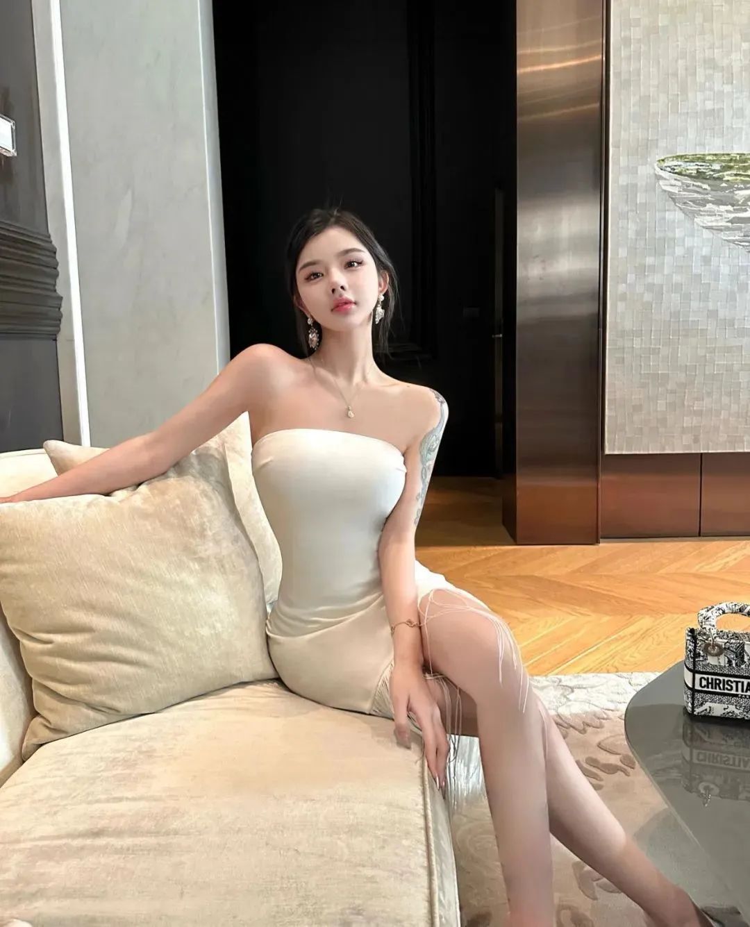 国产网红xyyoff，貌美如花的御姐范女神