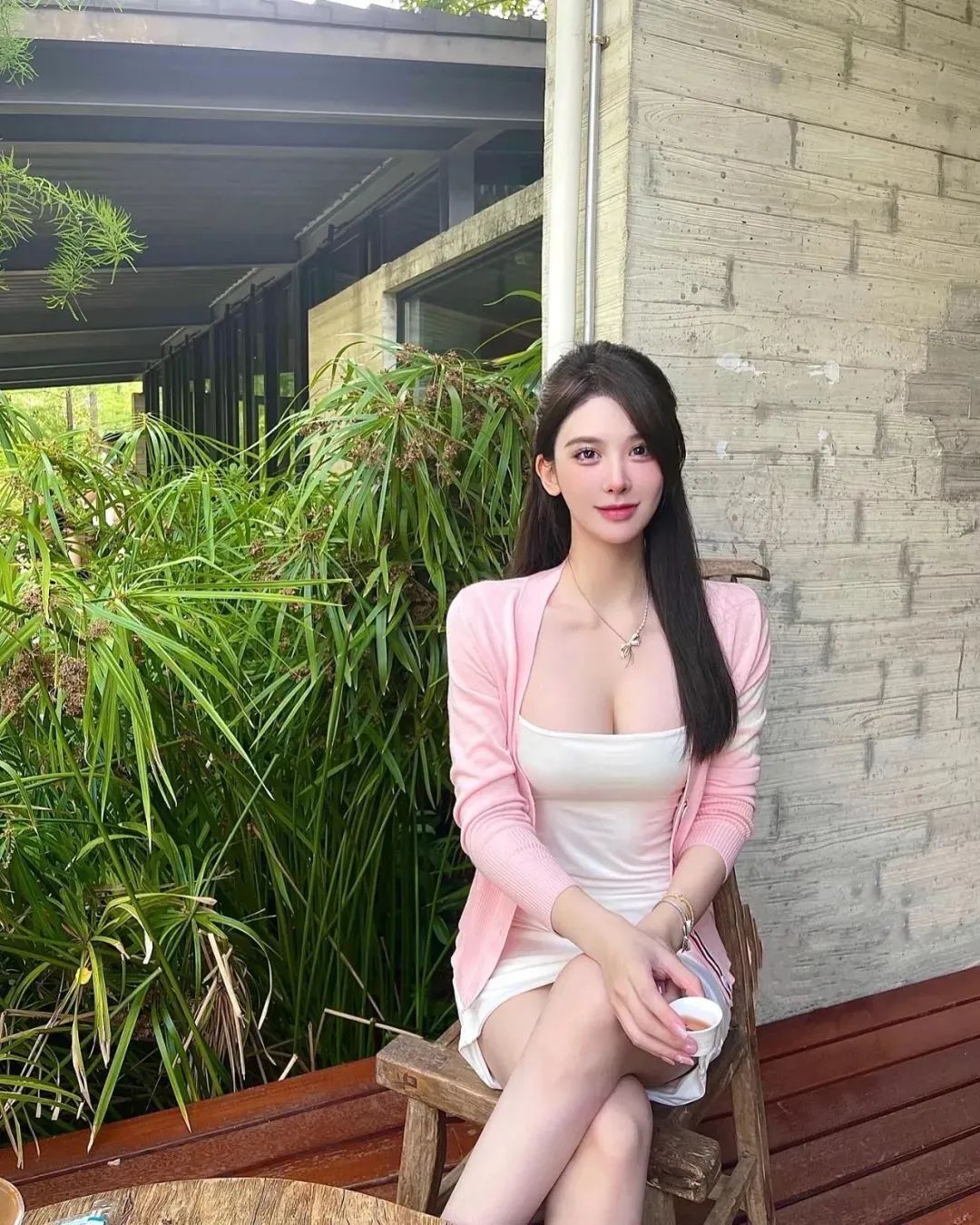 国产网红Jessie，拥有精致氛围感的时尚美女