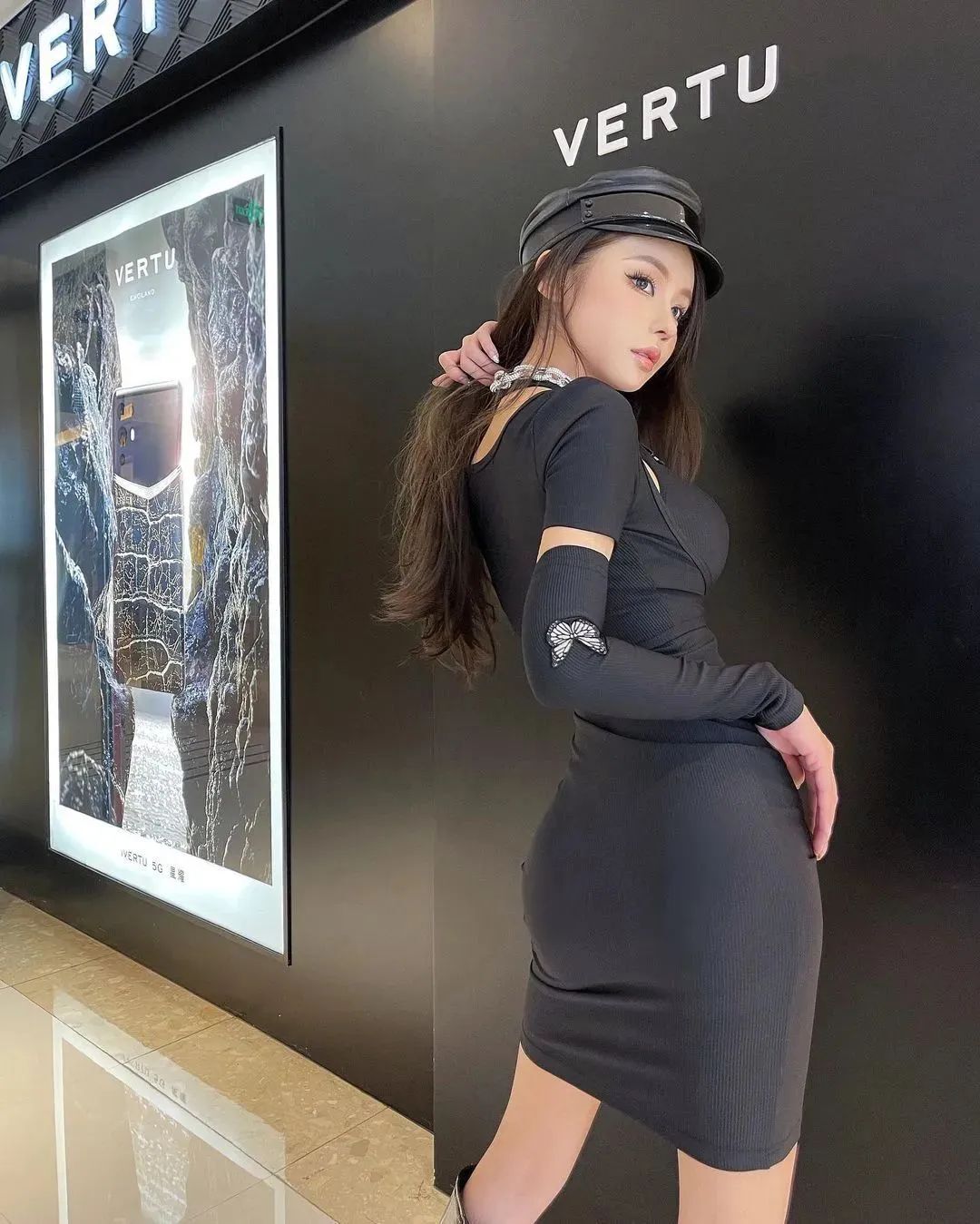 国产网红笑辛，拥有精致五官桃花眼的高冷系女神