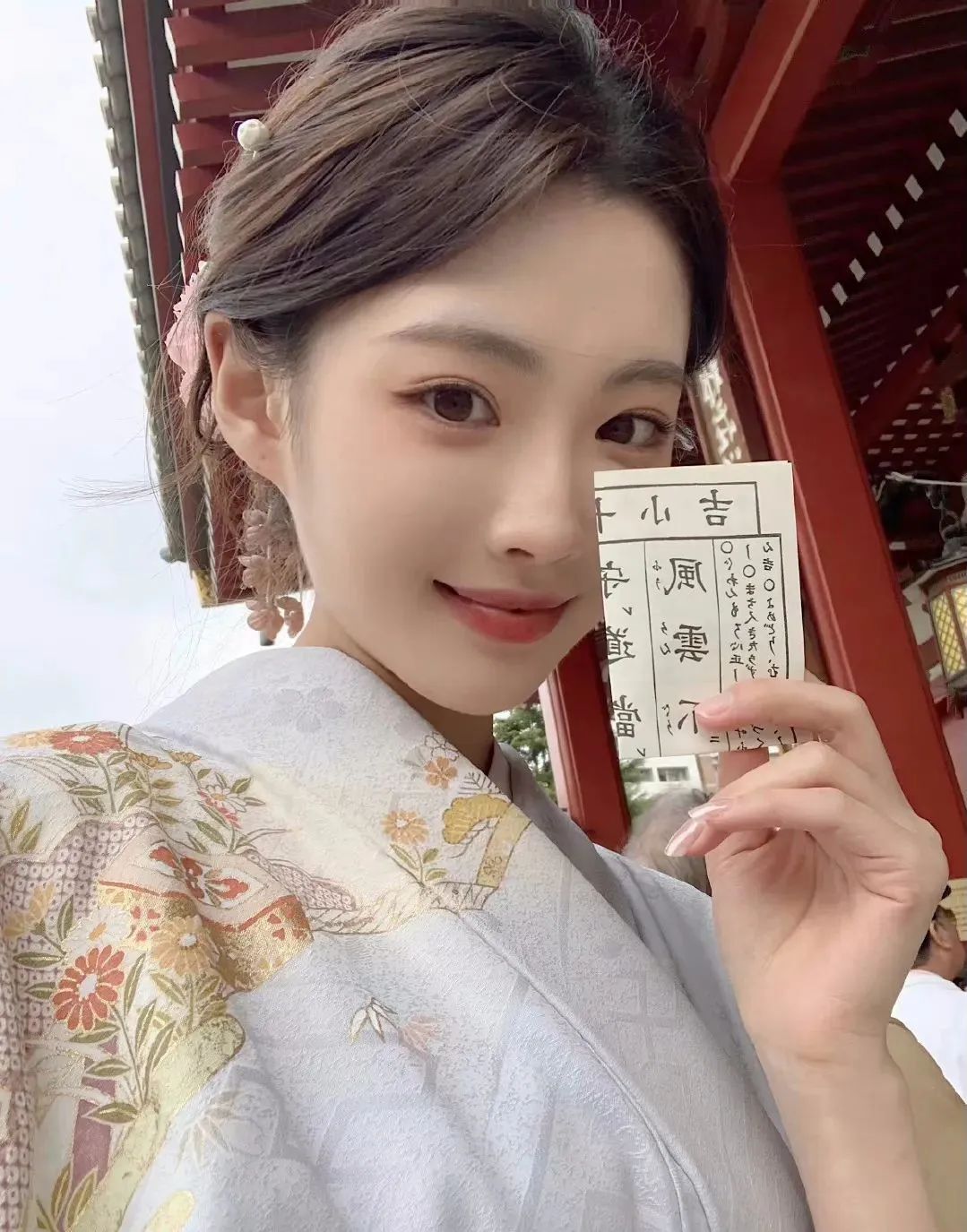 国产网红叶逸，如樱花般绽放美丽的温柔系女神