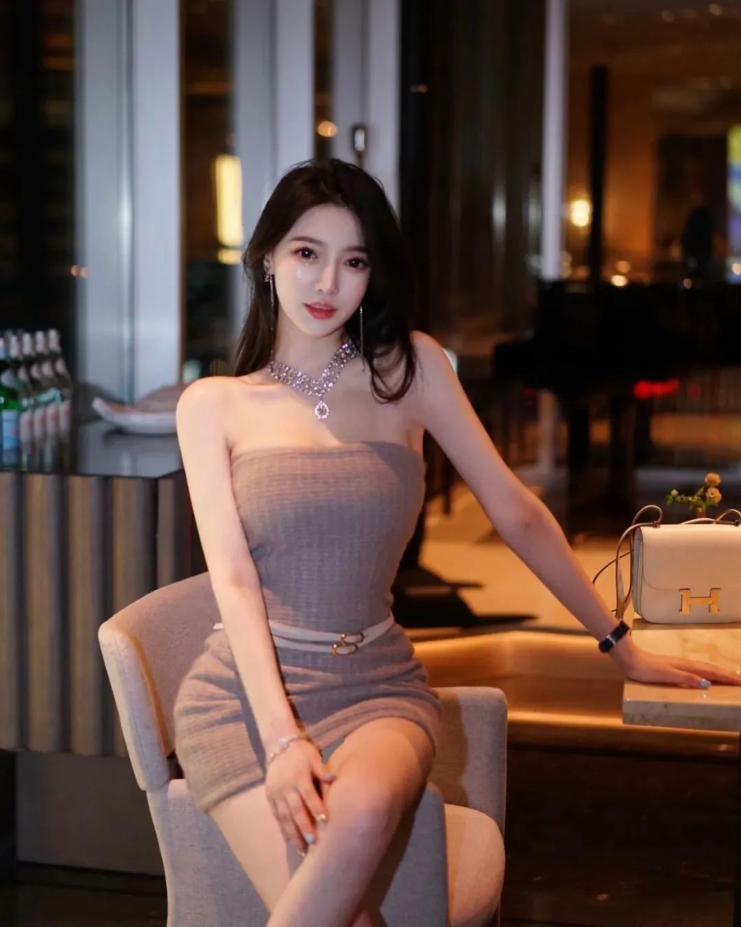 国产网红卢颖儿，甜美又性感的御姐范女神