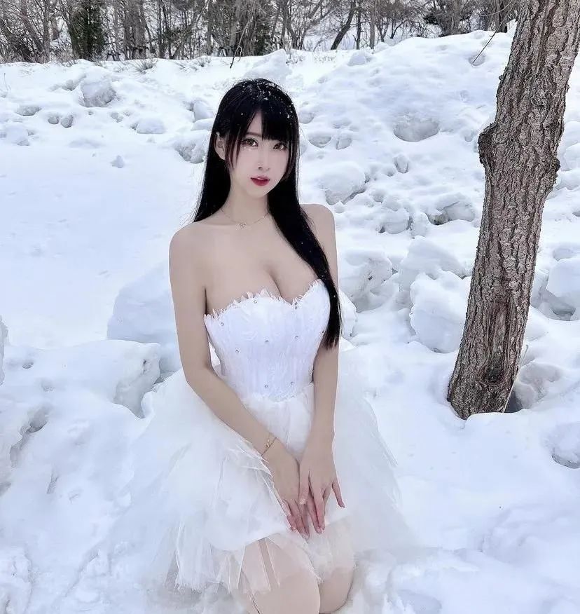 台湾网红 | 蕾儿，甜美又性感的顶级车模