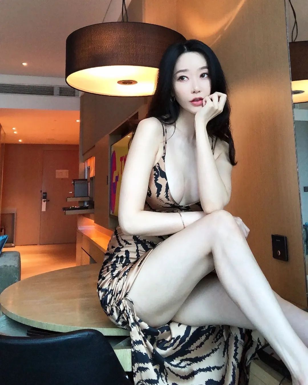 韩国极品车模，这大长腿还这么穿，直呼顶不住！