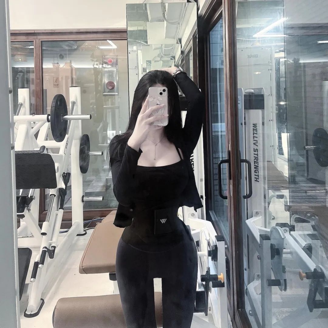 不愧是美女健身博主，这身材男女都爱，谁看了不迷糊啊！