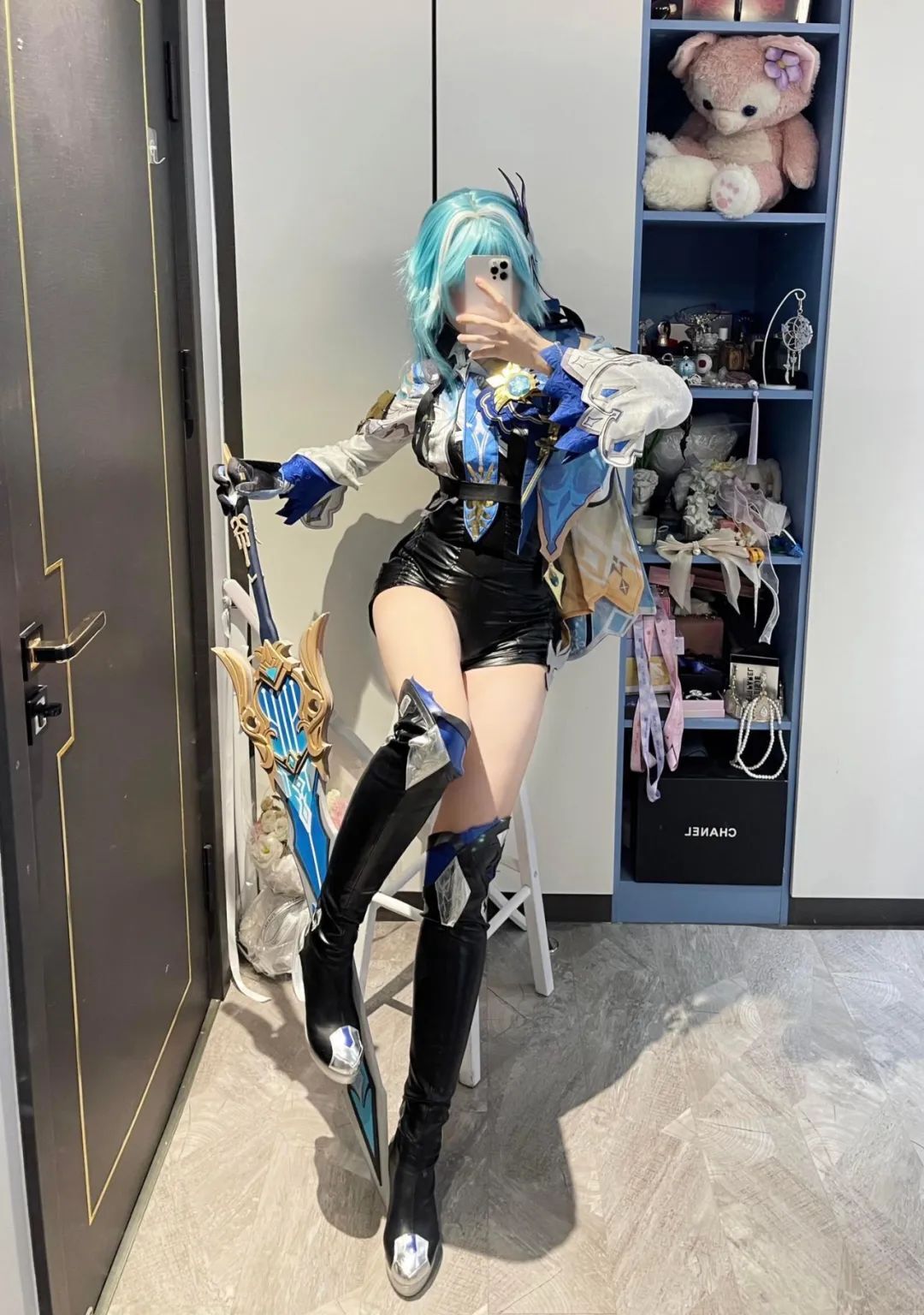 原神cos：破洞黑丝+小翅膀，雷神真邪魅，厨娘宵宫，大草神真御姐！