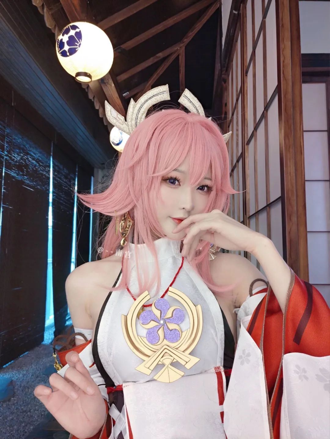 原神cos：抹胸+包臀裙，小姨申鹤太御了！雷神再次表演奶香一刀！绫华回归儿时形象！