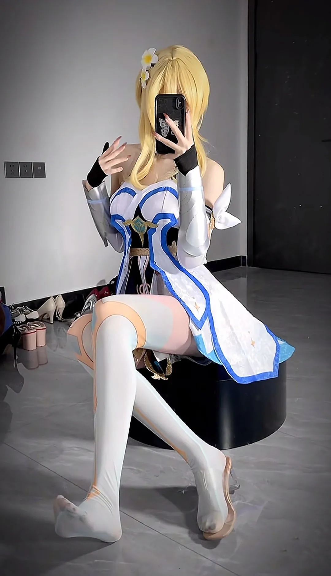 原神cos：黑丝+制服，雷神太顶了！白丝包臀裙申鹤，勒肉黑丝丽莎！裸足刻晴可爱爆了！