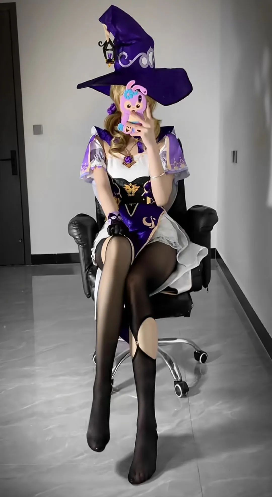 原神cos：黑丝+制服，雷神太顶了！白丝包臀裙申鹤，勒肉黑丝丽莎！裸足刻晴可爱爆了！