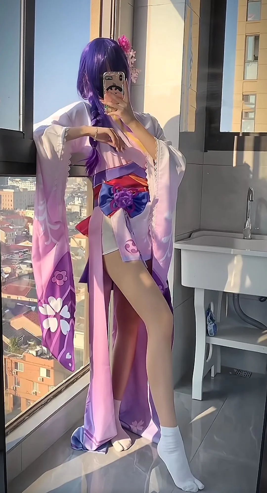 原神cos：黑丝+制服，雷神太顶了！白丝包臀裙申鹤，勒肉黑丝丽莎！裸足刻晴可爱爆了！