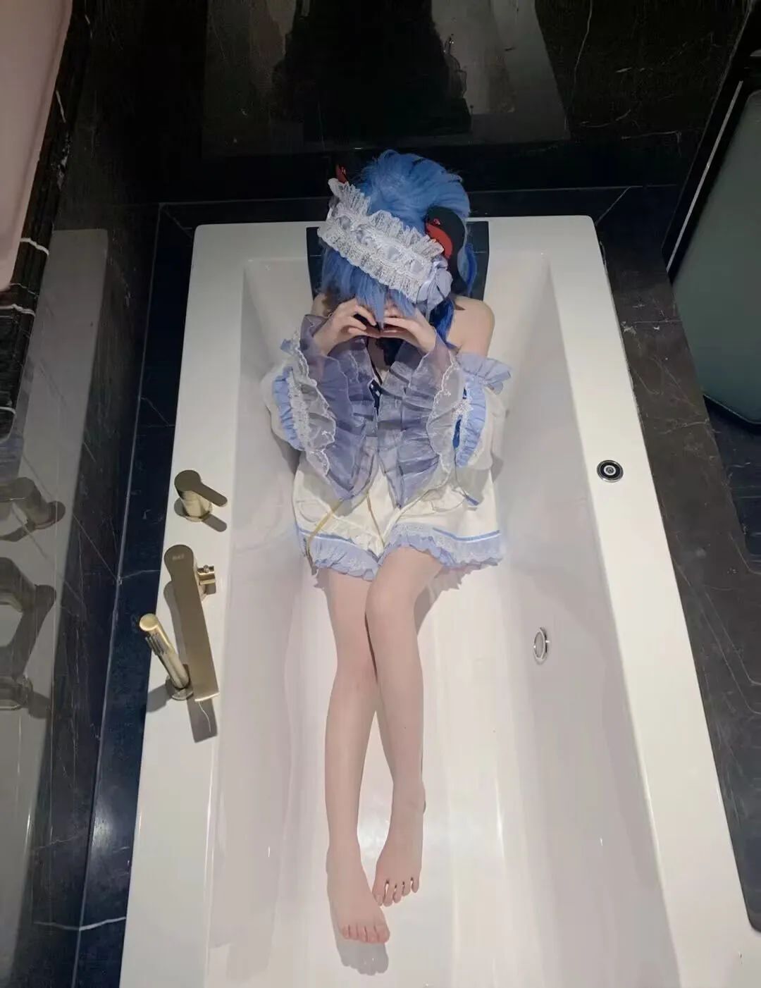 原神cos：女仆装雷神让人狂喜，黑丝荧妹太顶了！白丝高跟鞋归终谁不爱？