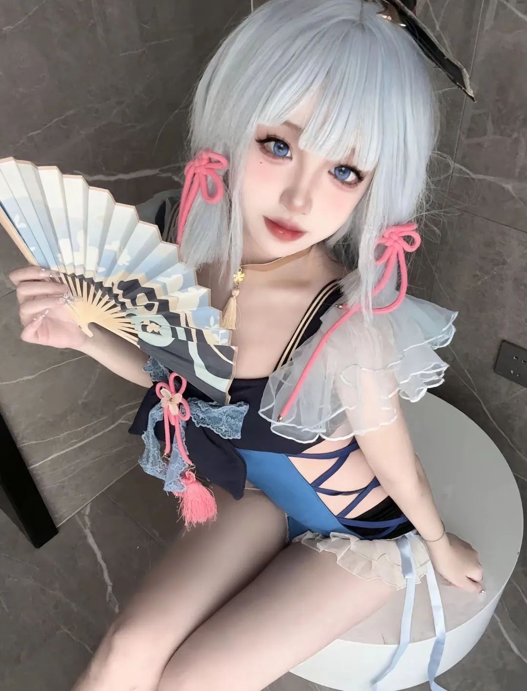 原神cos：黑丝+超短裙，制服雷神太顶了！泳装绫华真绝了，女仆申鹤，白丝刻晴太好看了！