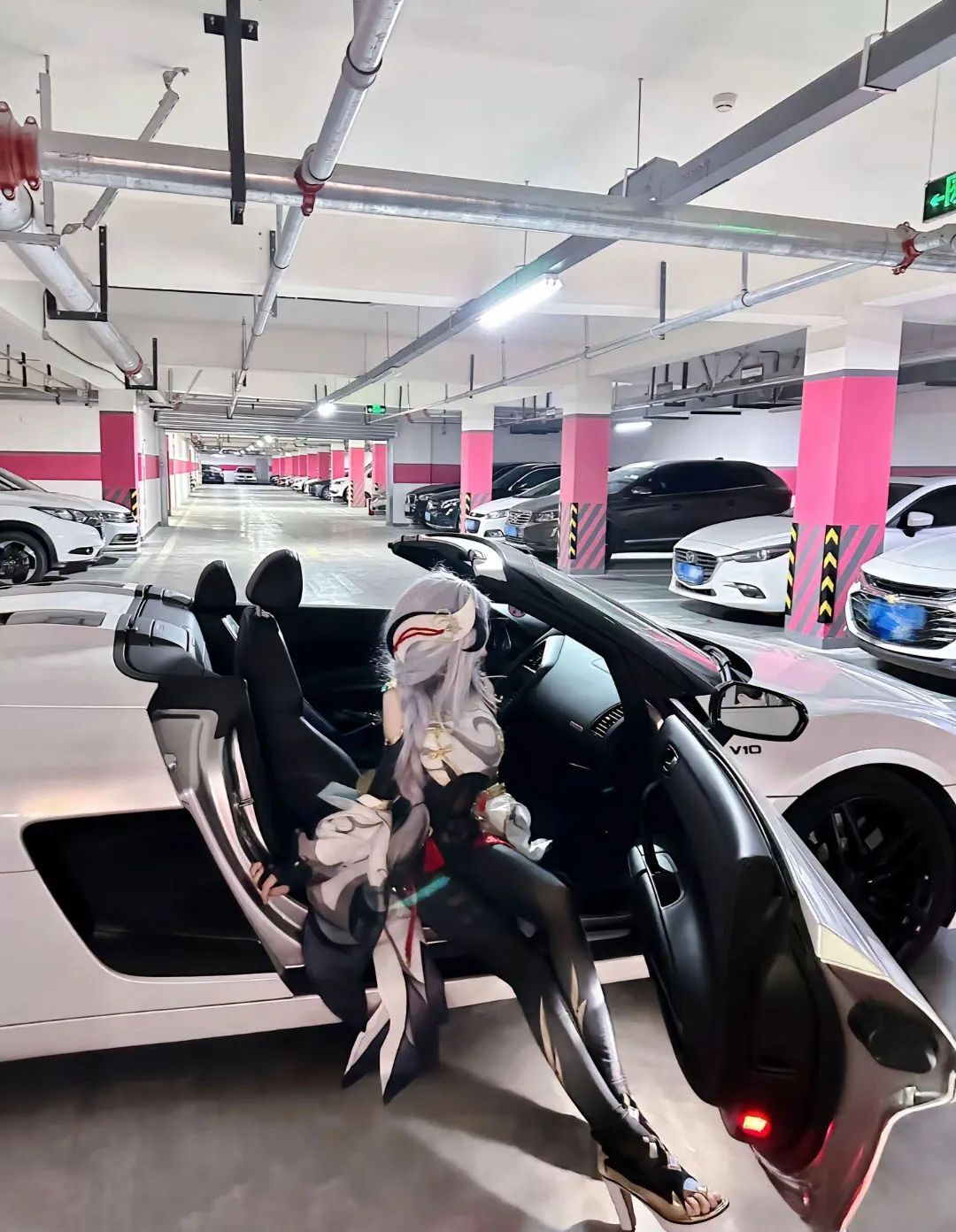 原神cos：白丝+跑车，JK绫华太棒了！女仆申鹤，猫耳雷神让人狂喜！黑丝秘书甘雨谁不爱？