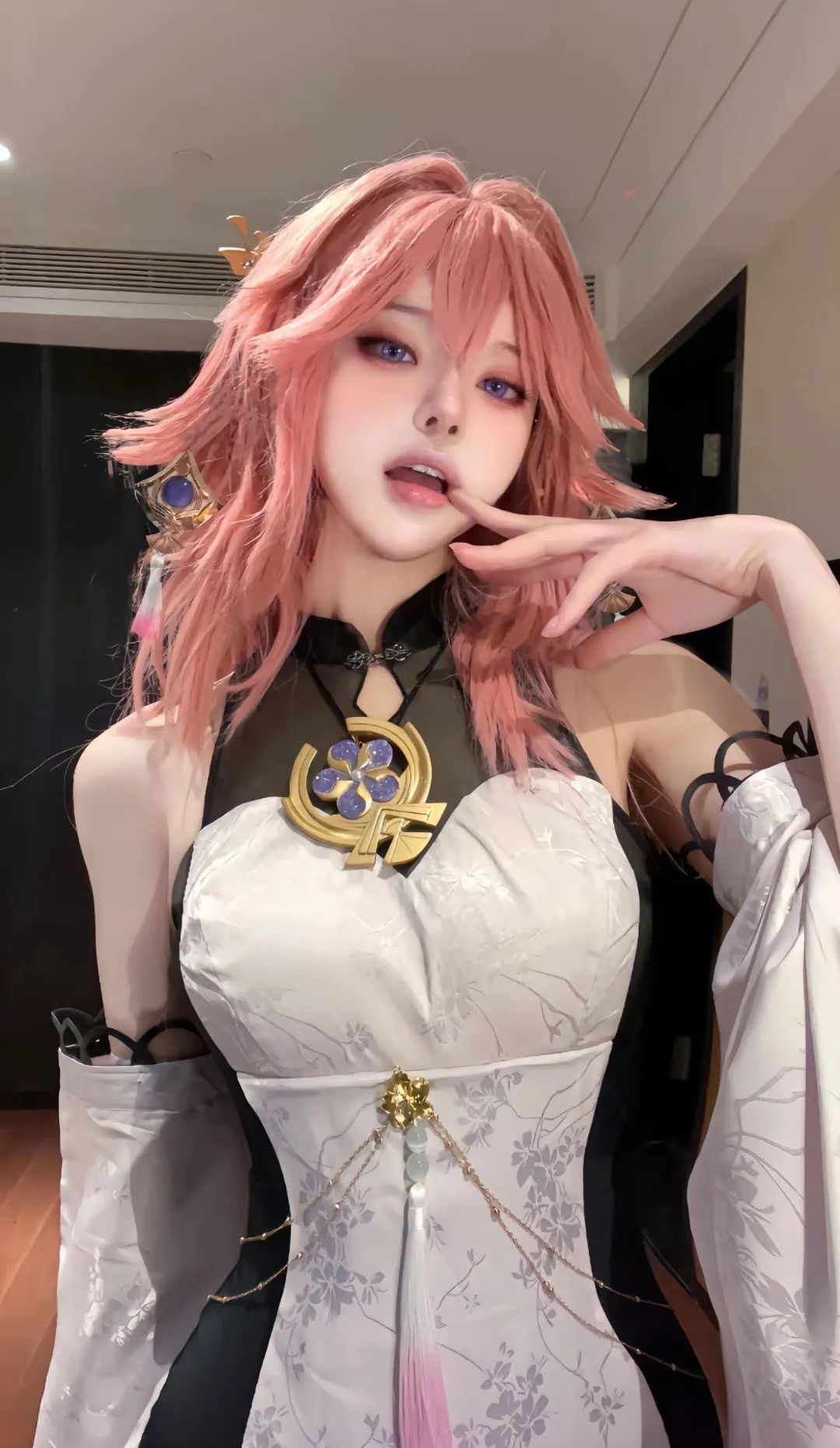 原神cos：白丝+女仆，雷神可爱爆了！泳装神子申鹤让人狂喜！白丝修女服甘雨，JK荧妹谁见过？