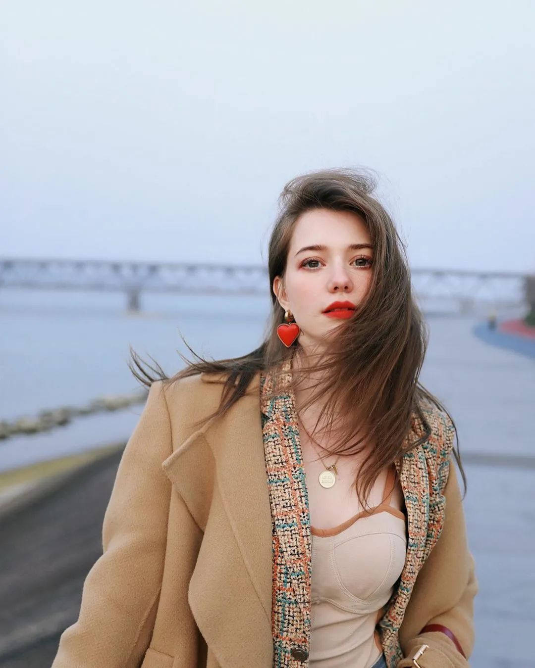 秦妃美图集，浙大混血留学生，颜值神似“赫本”