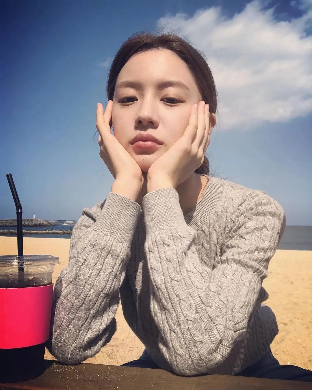 韩国模特高允贞，号称“整形模板”的小全智贤，知性少女穿搭范本