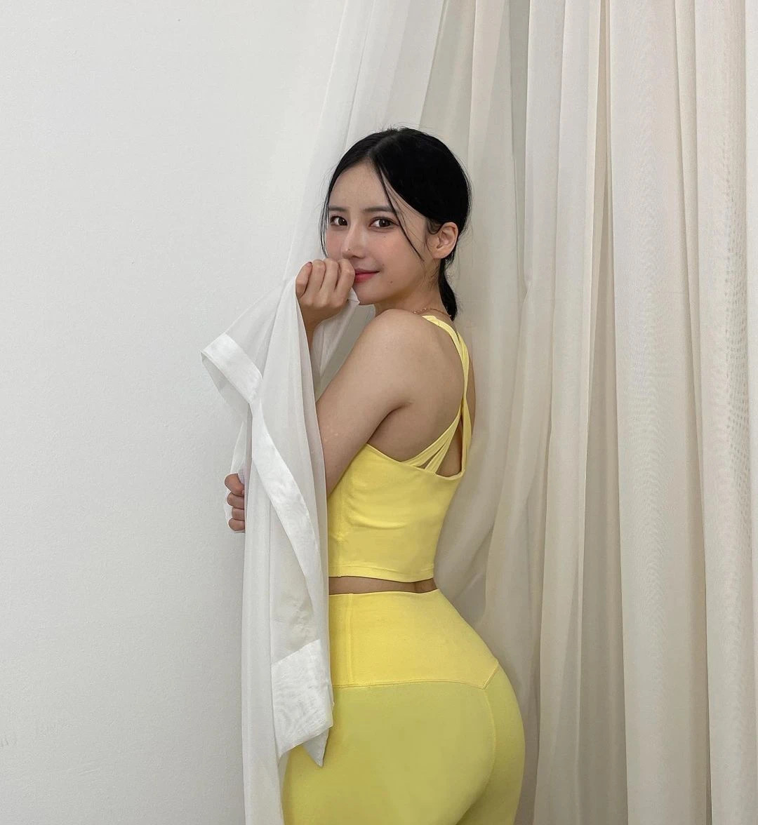 INS美女 | 韩国高颜值超欲健身模特，D杯+蜜桃臀！