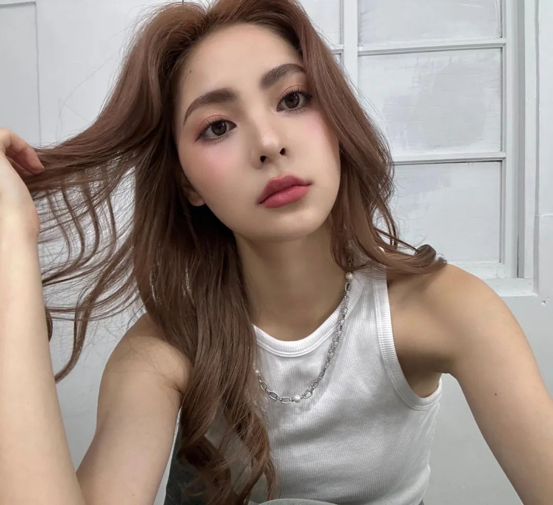 台湾长腿模特rosaxxlin，甜美长相和欧美风的S型曲线