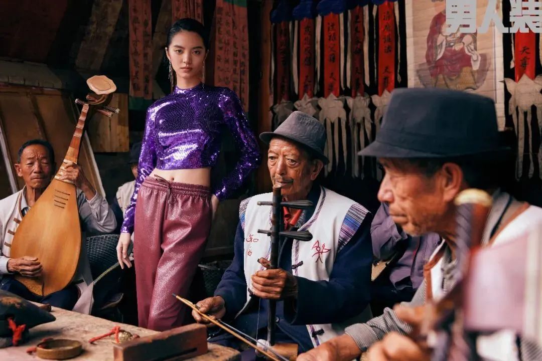《男人装》模特走进纳西古村落“女儿国”