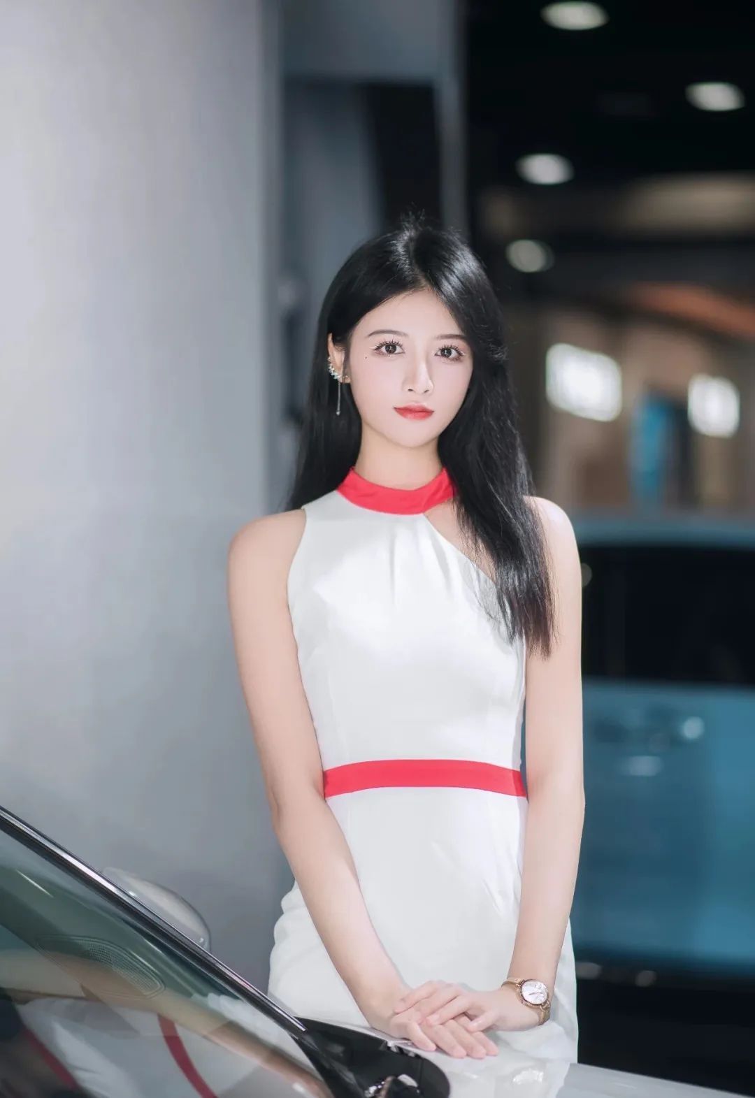 女神降临：好看的颜值车模小姐姐