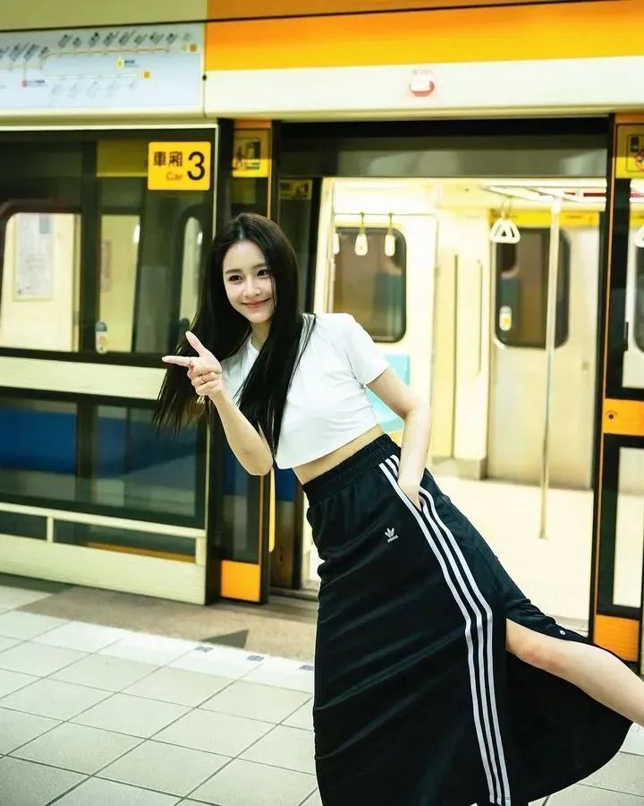 [仙女集]秀色掩今古，荷花羞玉颜