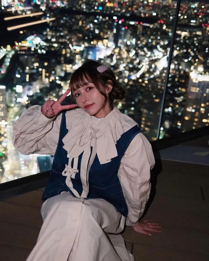 [仙女集]她望着年方十七，凹凸小巧，楚楚动人