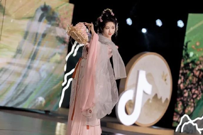 [仙女集]巧笑倩兮，美目盼兮！
