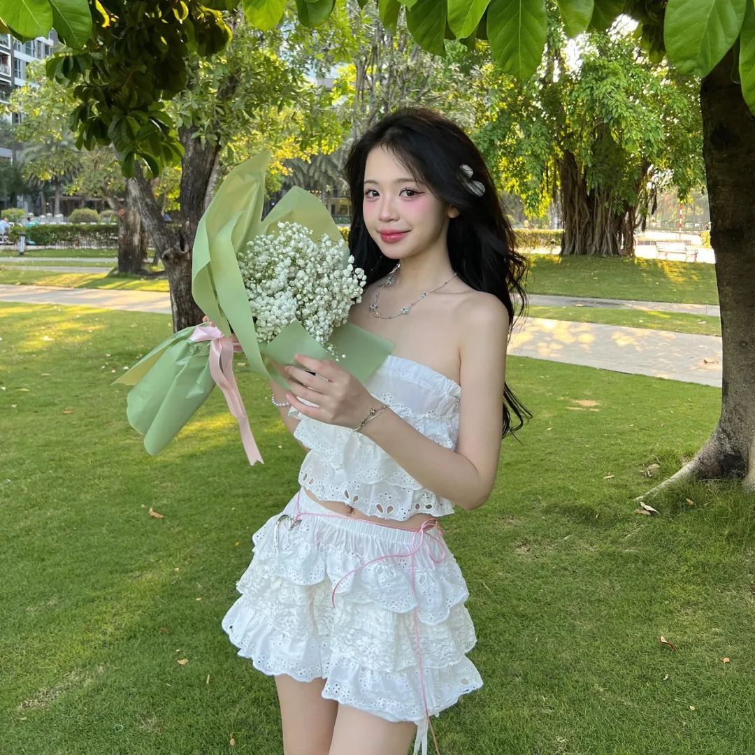白色短裙少女