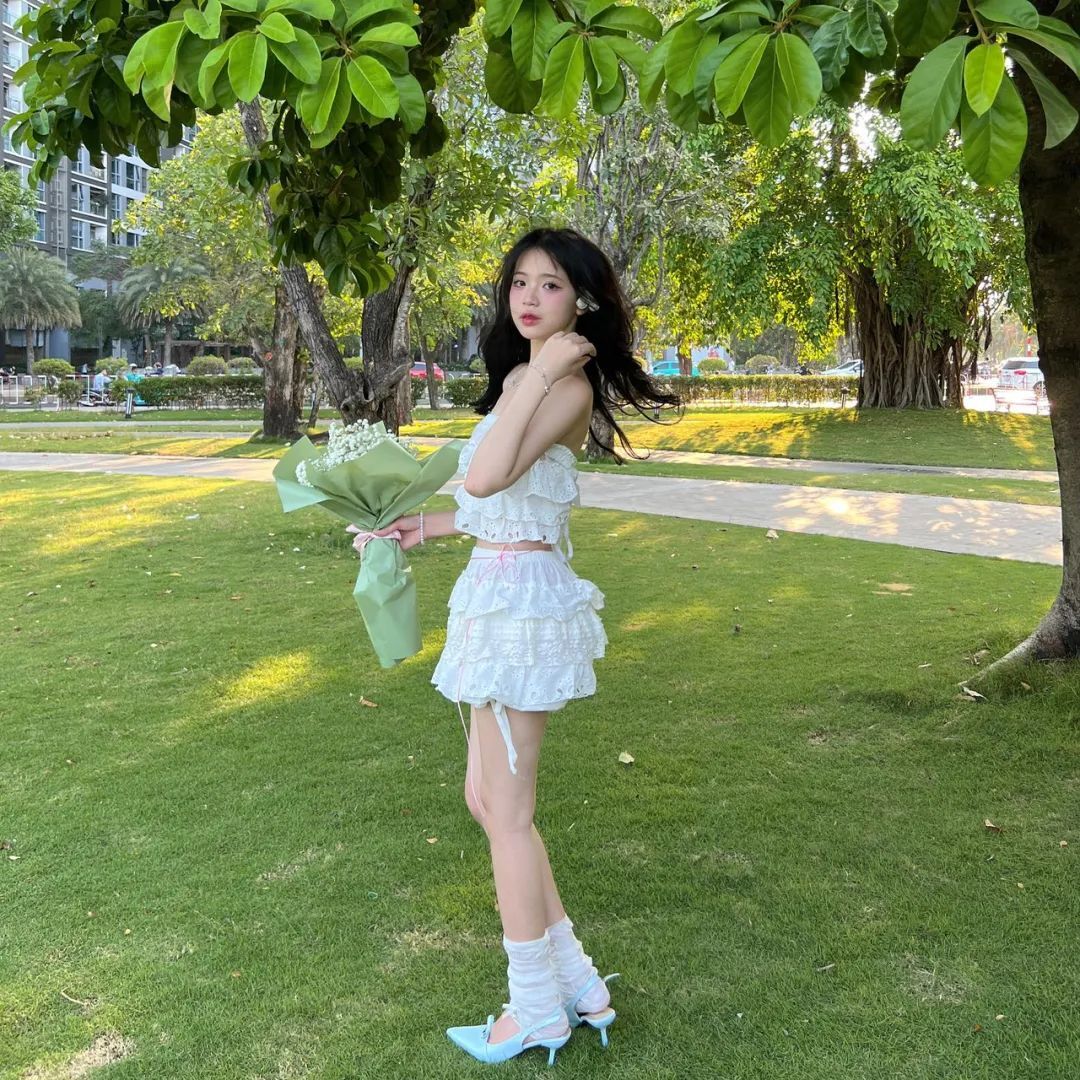 白色短裙少女