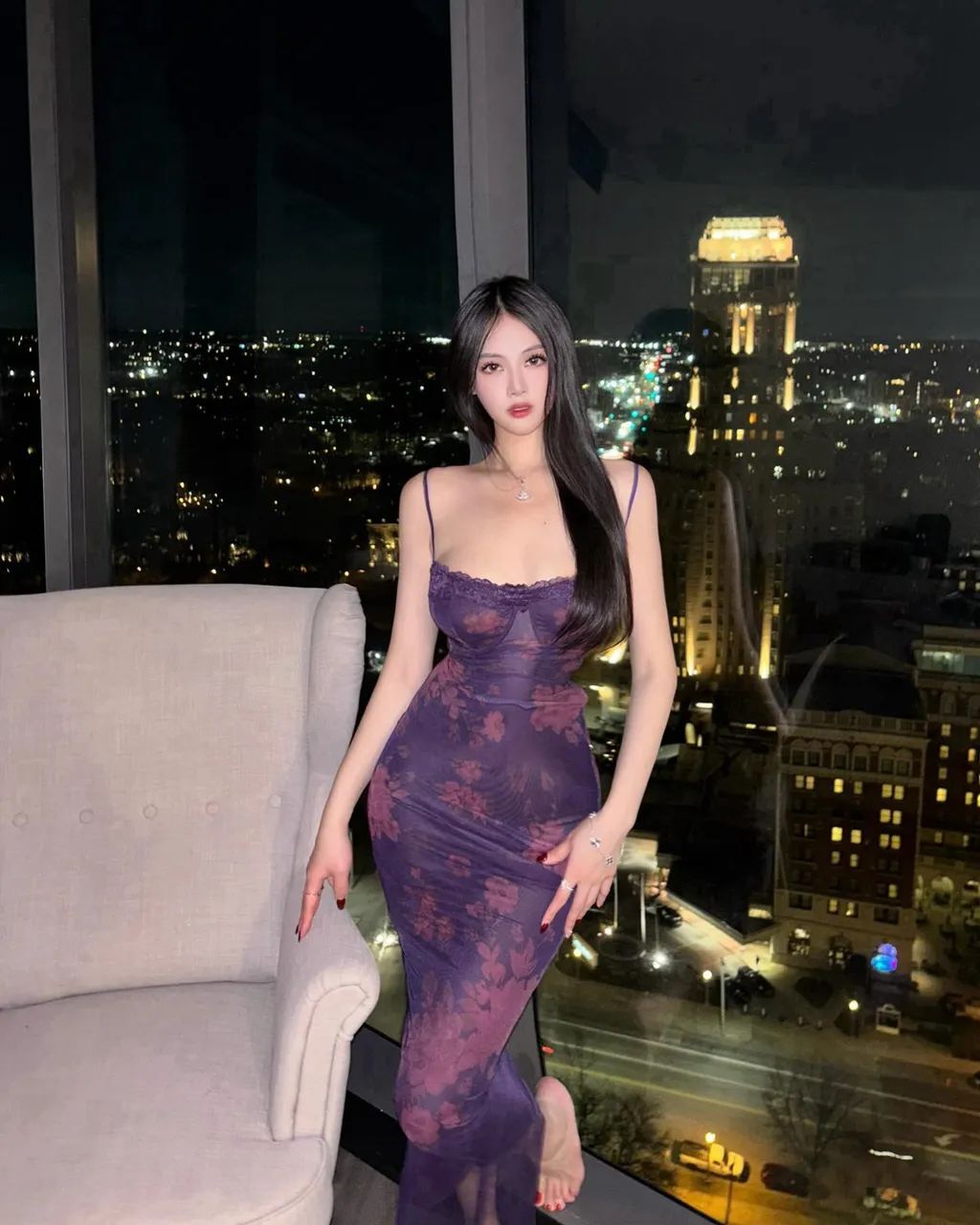 紫色细腰翘臀美女