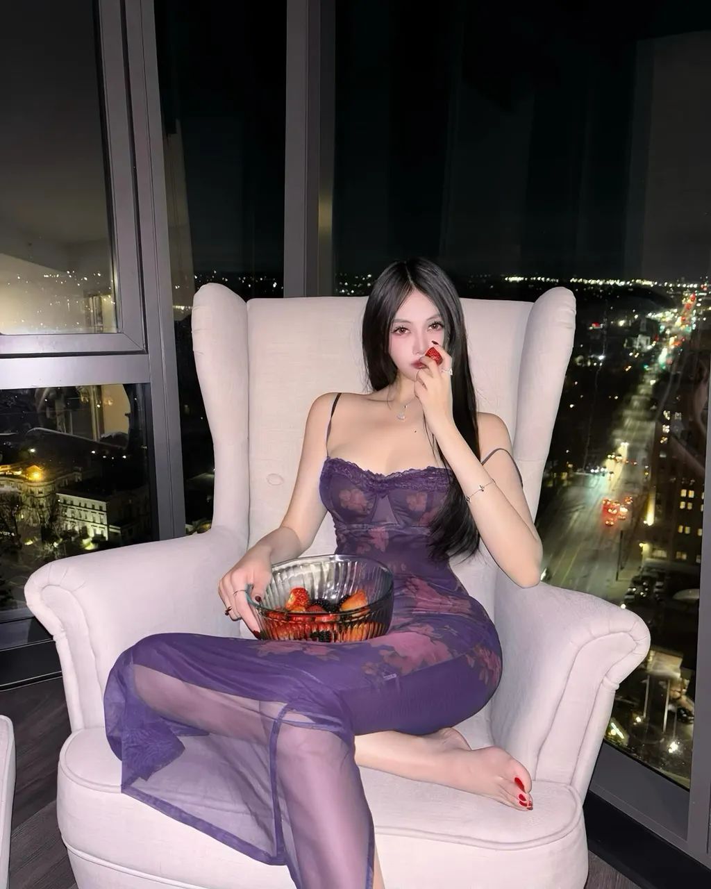 紫色细腰翘臀美女