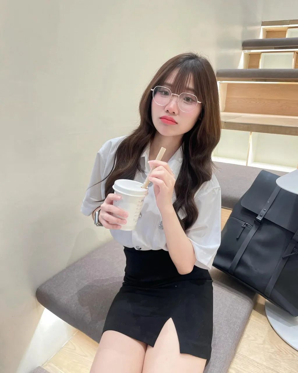 戴眼镜的职场女性