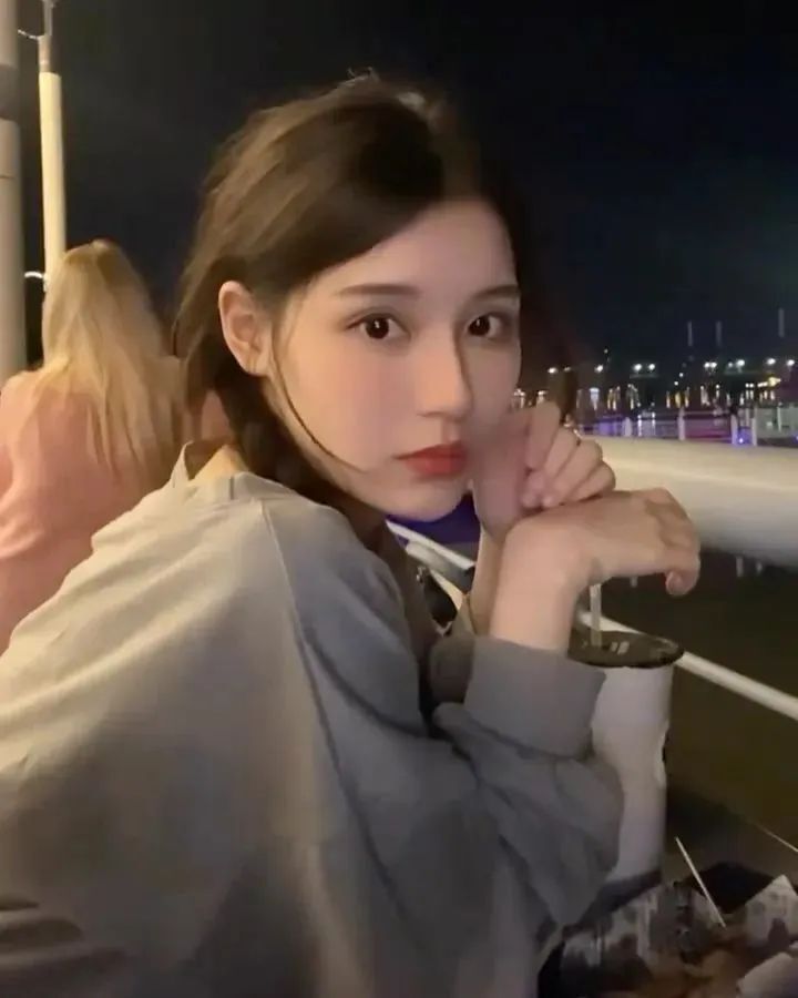 沁柔，清新甜美的“治愈系”女神