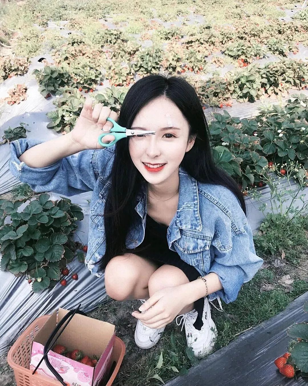 美女壁纸丨李优，长相出众、身材犯规的美女美甲师