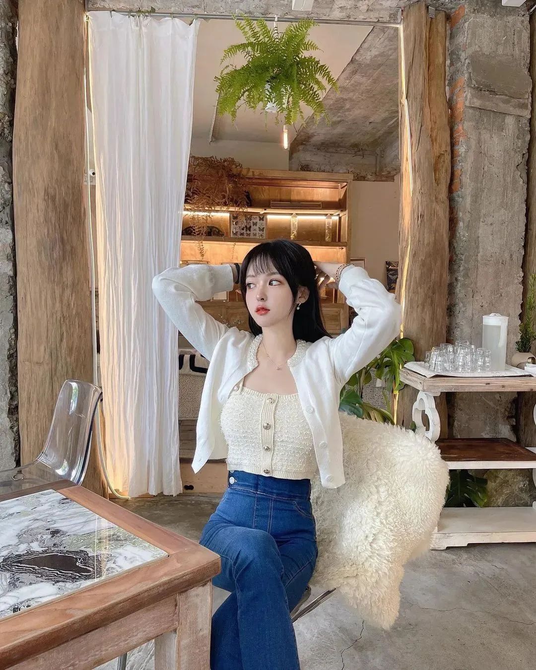 美女壁纸丨李优，长相出众、身材犯规的美女美甲师