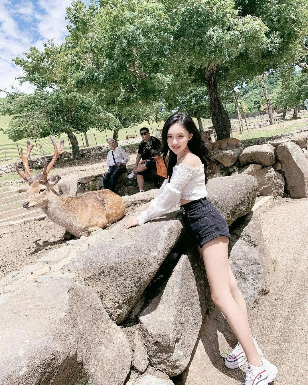 美女壁纸丨李优，长相出众、身材犯规的美女美甲师