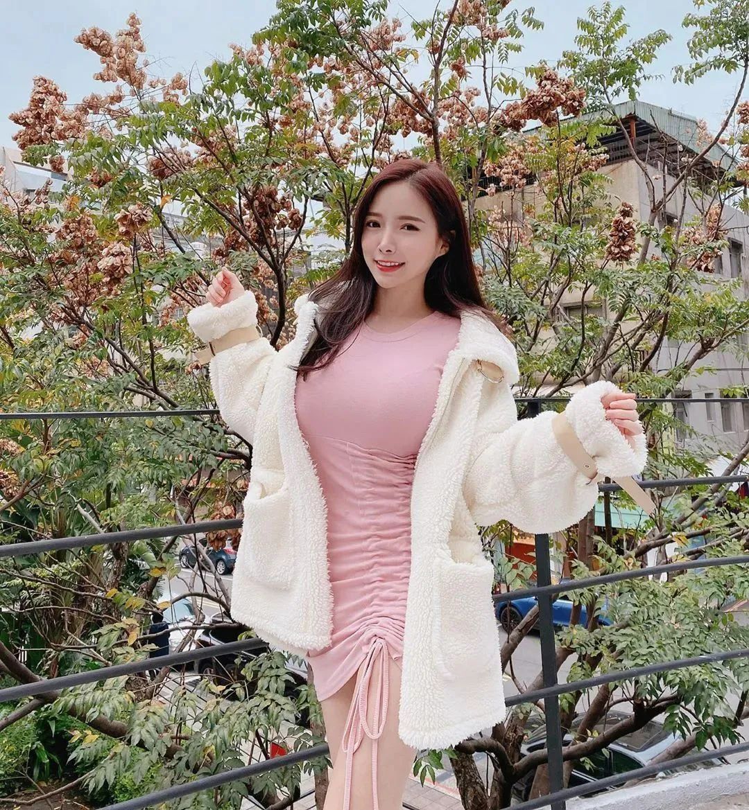 美女壁纸丨蓝星蕾，长相甜美可人的网红美女