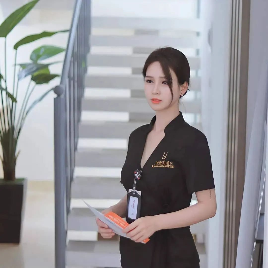 美女壁纸丨颜值出众的韩国最美CEO，高贵的气质让人感觉高不可攀