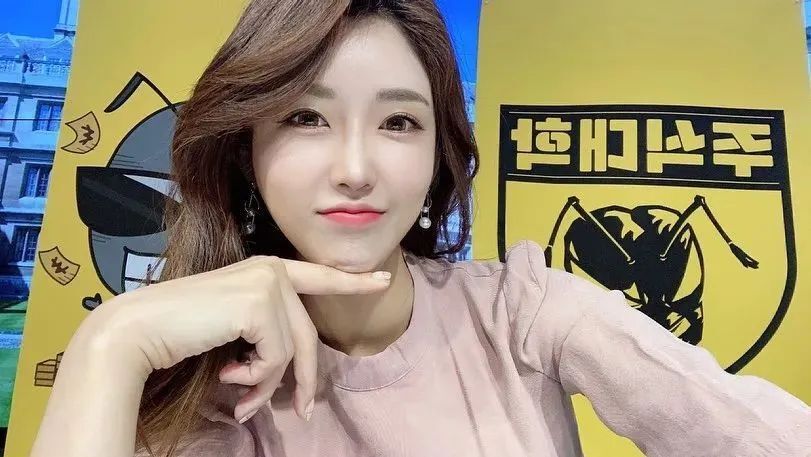 柳多妍，她是韩国最美车模，32岁至今单身未婚的她，美出新高度