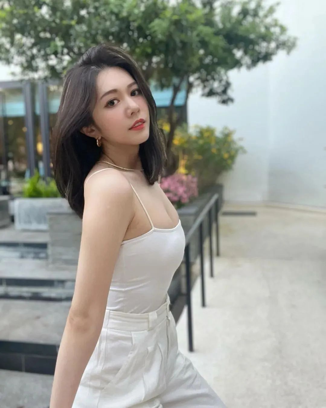 台湾空姐Elly，甜美迷人的御姐范女神