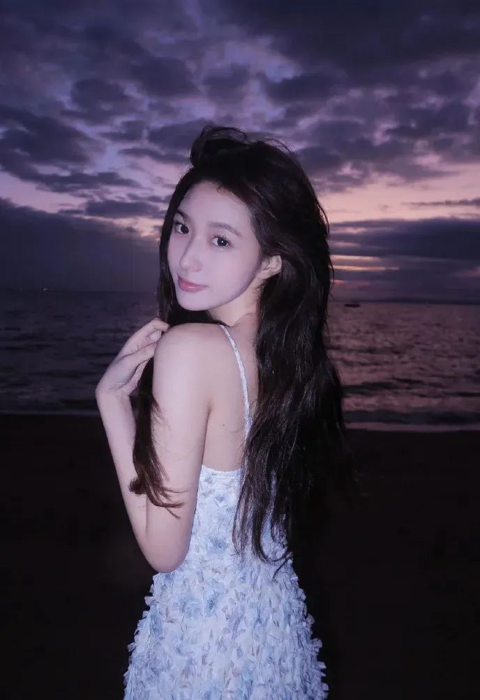 北影校花邓子怡，甜美迷人的00后小美女