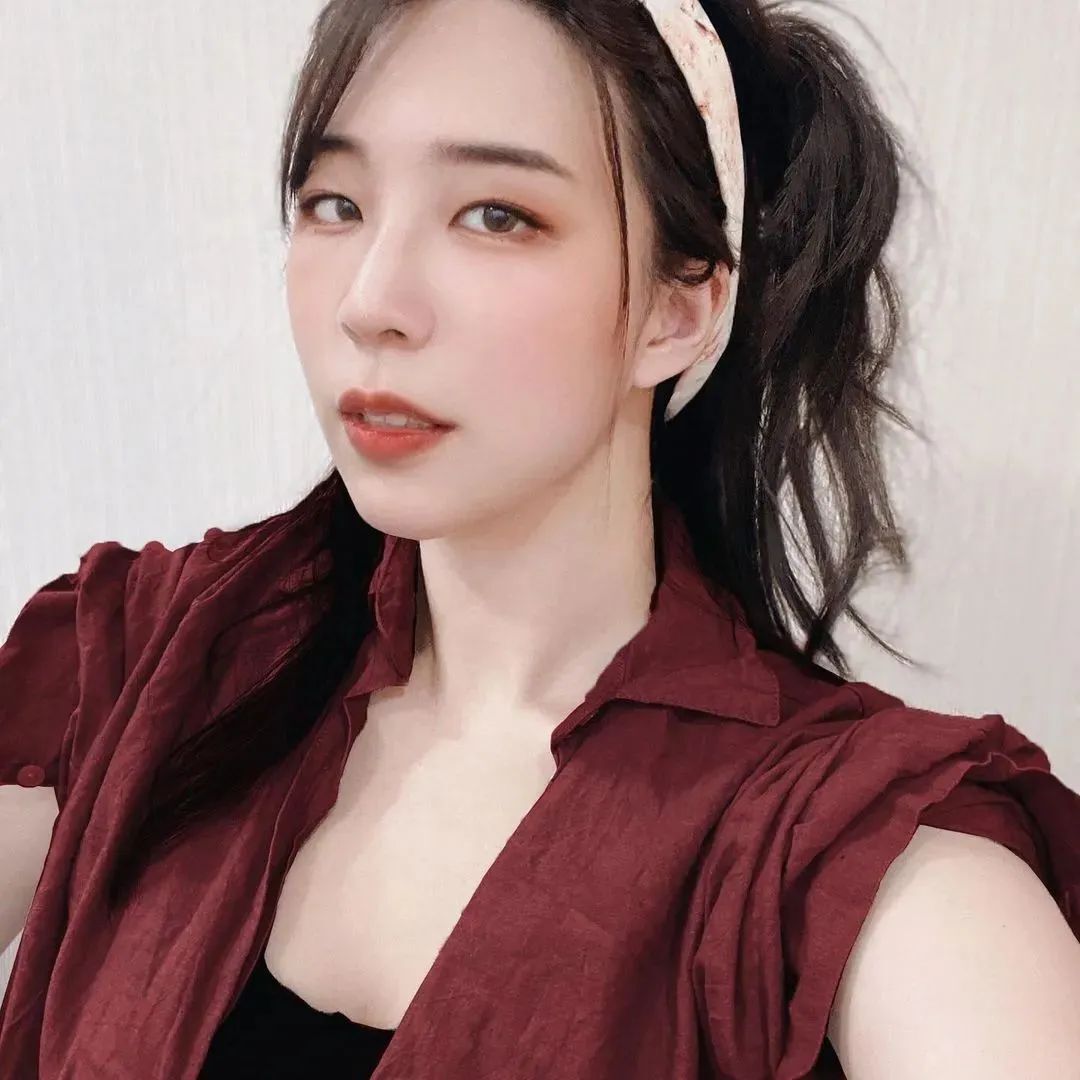 台湾网红小墨，才貌双全的美女主播